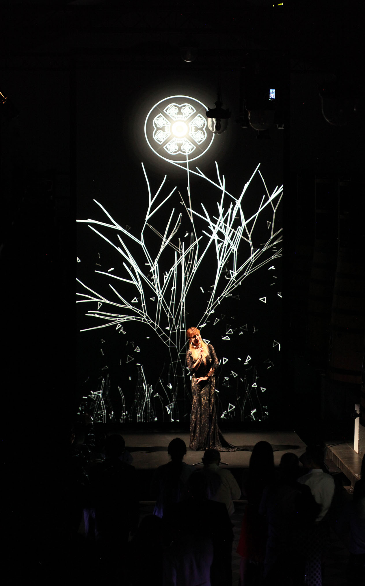 Laurence Janot singing et Château Pape Clément in front of a digital art background